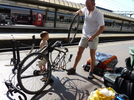 Démontage des vélos sur le quai de la gare