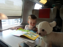 Gabriel lit son livre dans le train