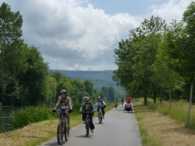 Voie verte du canal de Bourgogne : vélos sur une section goudronnée
