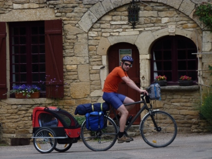 L'attelage vélo et remorque enfant dans Châteauneuf-en-Auxois