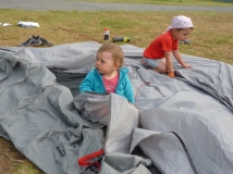montage de la tente : le plus compliqué c'est les enfants