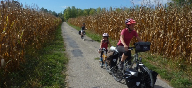 Image : Les enfants à vélo avec le Follow-Me (Via-Rhôna, France)